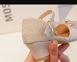 Détail de sandales à paillettes pour filles avec breloques strass et brides à boucle