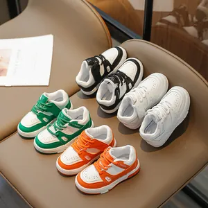Baskets rétro pour filles déclinées en vert, noir, blanc et coloris orange
