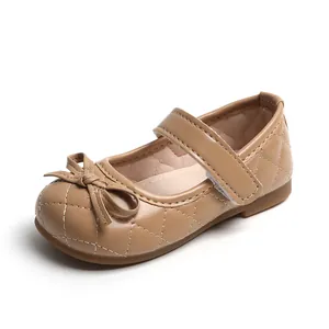 Chaussures Mary Jane beiges pour filles avec matelassage et nœud en vue à 45 degrés