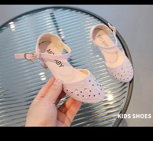 Primer plano de zapatos Mary Jane rosas con mariposa de pedrería y tejido fino