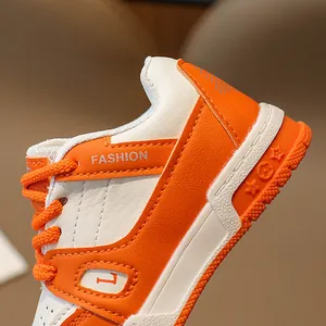 Baskets rétro pour filles orange et blanc avec inscription FASHION et détails d'étoiles