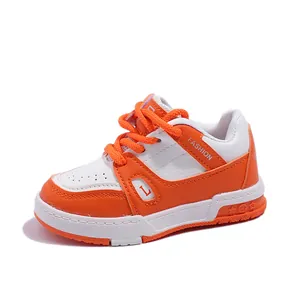 Baskets rétro à plateforme pour filles en orange et blanc avec lacets plats et semelles étoile