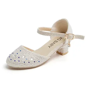 Zapatos de princesa color champán para niñas con pedrería y tacón bajo con detalle de lazo
