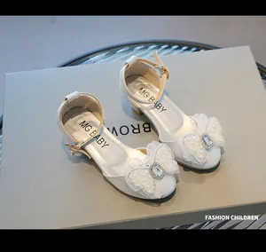 Détail de chaussures de princesse pour fille avec paillettes, nœuds de perles et strass