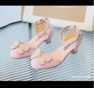 Dettaglio di scarpe da principessa rosa per bambine con fiocco di perle e cinturino