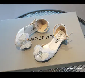 Détail de chaussures Mary Jane pour fille avec grand nœud en dentelle et perles de strass