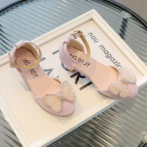 Scarpe rosa da principessa per bambina con fiocco di strass e perle su tessuto a rete