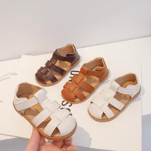 Sandali intrecciati per bambini in pelle marrone e bianca con chiusura a velcro