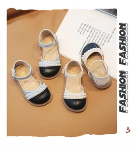 Dettaglio di scarpe Mary Jane per bambine con cinturini di perle e design bicolore in pelle