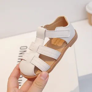 Sandali da bambino in pelle intrecciata bianca con suole in gomma antiscivolo marroni