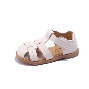 Eleganti sandali beige per bambini con punta chiusa, suola in gomma e velcro