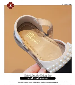 Dettaglio scarpe Mary Jane da bambina con decorazione di perle e suola interna morbida