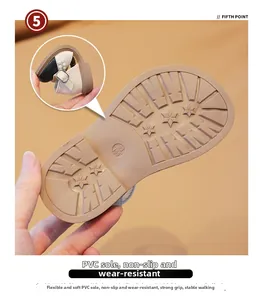 Dettaglio della suola flessibile in PVC dei sandali da bambina con trama antiscivolo e morbidezza