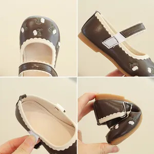 Scarpe Mary Jane marroni da bambina con ricami floreali e suole flessibili