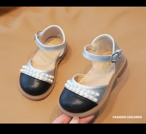Dettagli scarpe Mary Jane per bambina in argento e nero con decorazioni di perle