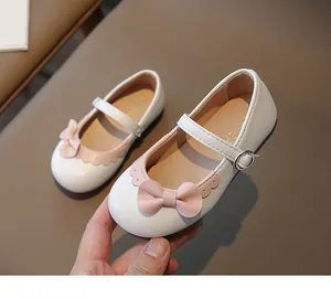 Detailansicht weißer Mary Jane Schuhe mit rosa Schleife und Rüschen für Mädchen
