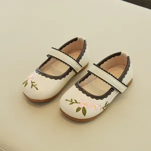 Beige Mary Jane Schuhe für Mädchen mit Blumenstickerei und braunem Wellenrand-Detail