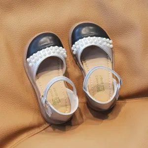 Scarpe Mary Jane per bambina con punta nera e perle su elegante corpo argento