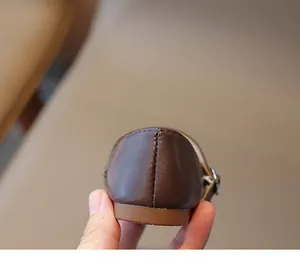 Detailansicht der braunen Mädchen-Lederschuhe mit Fersennaht und Gummisohle