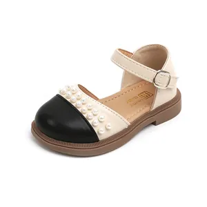 Scarpe Mary Jane da bambina color crema con punta nera e triplo cinturino di perle