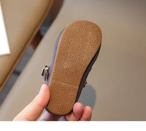Detailansicht der braunen rutschfesten Gummisohle mit Prägung der Größe 23 am Mädchenschuh