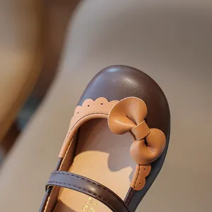 Braune Mary-Jane-Schuhe für Mädchen mit Lederschleife und gewelltem Lochmuster