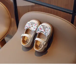Detail von Baby Mary Jane Schuhen mit Blumenschleife und hohler Netzlederstruktur