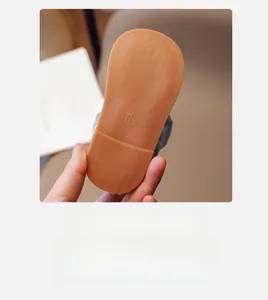 Detailansicht der rutschfesten Gummisohle mit Größenangabe für Mädchenschuhe