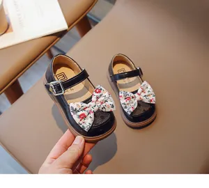 Detail von floraler Schleife und mattem Finish auf Mary-Jane-Schuhen für Mädchen