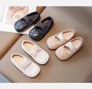 Dettaglio di scarpe principessa per bambini con motivo trapuntato e cinturini