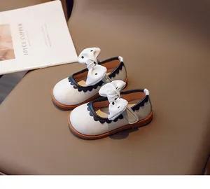Details von weißen Mädchen Mary Jane Schuhen mit gepunkteter Schleife und Gummisohle
