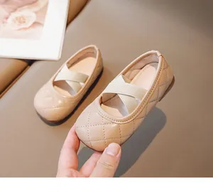 Dettaglio delle scarpe da principessa trapuntate beige per bambina con elastici