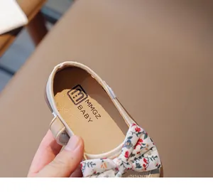 Detailaufnahme der floralen Schleife und der weichen Innensohle der Mädchenschuhe