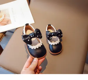 Details von Mädchen Mary Jane Schuhen mit großer Polka-Dot-Schleife und Spitze