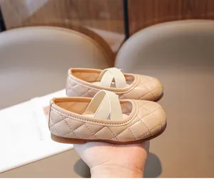 Dettaglio di scarpe Mary Jane trapuntate beige per bambine con cinghie elastiche