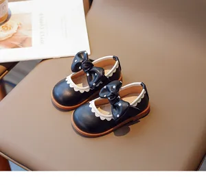 Details von schwarzen Mary Jane Schuhen mit gepunkteter Schleife auf Leder