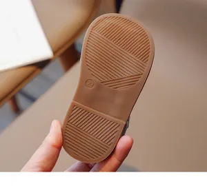 Detail der weichen braunen Gummisohle mit rutschfester Textur für Kleinkinderschuhe