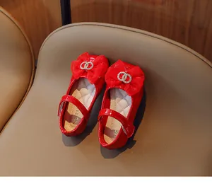 Makroaufnahme roter Lackschuh für Mädchen mit Netzschleife und Kristall-Doppelring