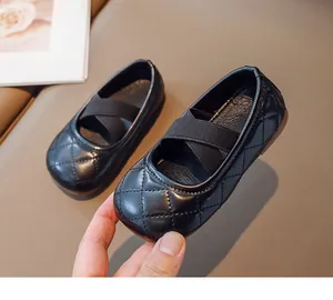 Dettaglio di ballerine nere trapuntate per bambina con elastici incrociati sul davanti