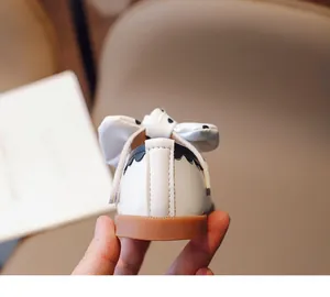 Detail von Baby-Mary-Jane-Schuhen mit Polka-Dot-Schleife und schwarzen Wellenkanten