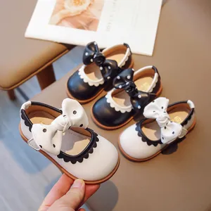 Mädchen Mary Jane Schuhe mit gepunkteten Schleifen und Wellenrand in Schwarz und Weiß