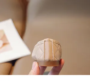 Dettaglio scarpe piatte trapuntate beige per bambina con cuciture rinforzate sul tallone