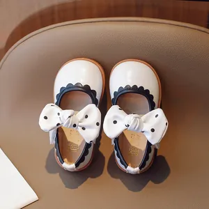 Weiße Mary Jane Babyschuhe mit schwarz gepunkteter Schleife und rutschfesten Sohlen