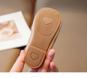 Dettaglio suola in gomma antiscivolo con cuori per scarpe da principessa bimba taglia 23