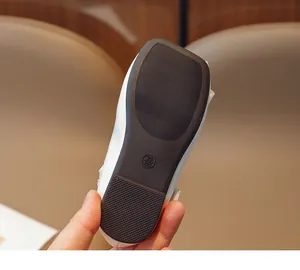 Nahaufnahme der flexiblen braunen rutschfesten Gummisohle bei Mädchen-Halbschuhen