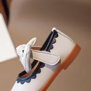 Weiße Mädchen Mary Jane Schuhe mit schwarzem Wellenrand und Schleife, Gummisohle