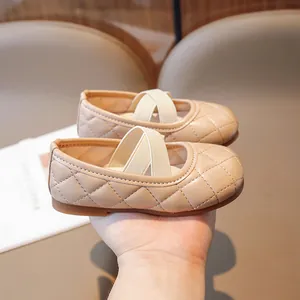 Scarpe Mary Jane trapuntate beige per bambine con cinturini incrociati e suola morbida