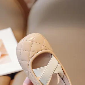 Scarpe Mary Jane beige trapuntate per bambine con cinturini incrociati ed elastici