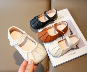 Detalle de zapatos Mary Jane de piel con diseño de punta plisada y cierre de velcro