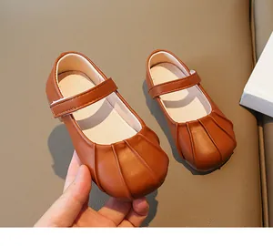 Vista detallada de zapatos Mary Jane marrones para niña con punta plegada y suela suave